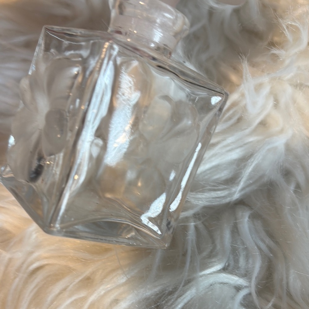 Clear Glass Perfume Bottle with Floral Design - Picture 5 of 9